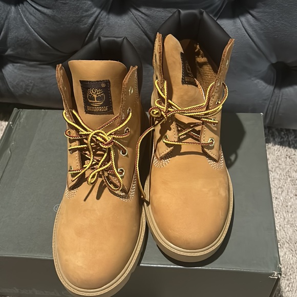 Timberland boots sz 4.5 in boys so a womens 6.5 - Picture 2 of 4